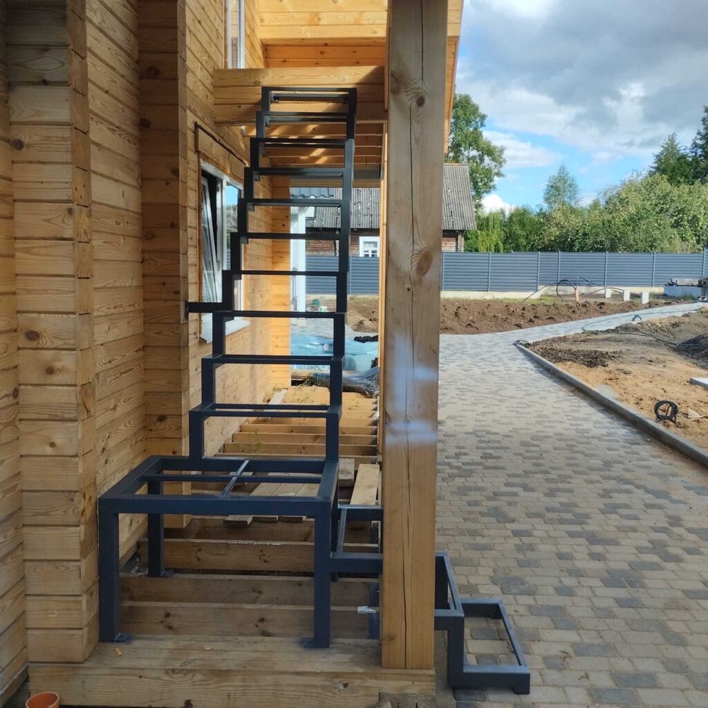 Уличная металлическая лестница на второй этаж дома