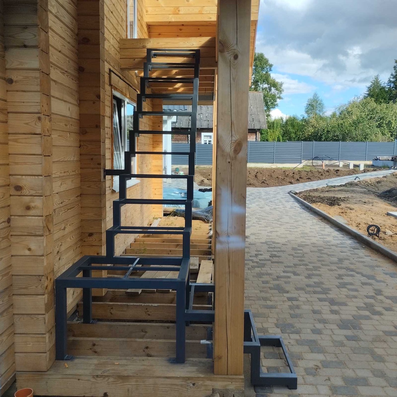 Уличная металлическая лестница на второй этаж дома